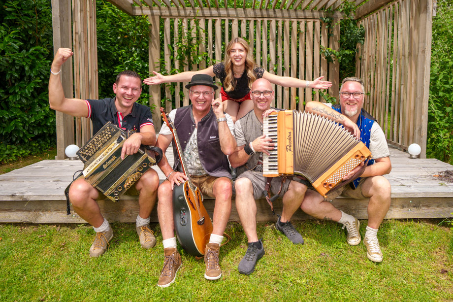 Oktoberfestkapelle: Dirndl Rocker